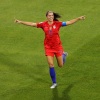 亚历克斯·摩根 (Alex Morgan) 在 2019 年国际足联女足世界杯半决赛中庆祝胜利。