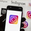 手机上出现了 Instagram 的标志。