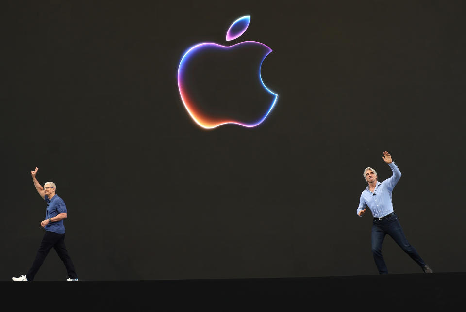 加利福尼亚州库比蒂诺 - 6 月 10 日:苹果首席执行官蒂姆·库克 (Tim Cook)(左)和苹果软件工程高级副总裁克雷格·费德里吉 (Craig Federighi) 于 2024 年 6 月 10 日在加利福尼亚州库比蒂诺举行的苹果全球开发者大会 (WWDC) 开幕式上向与会者致意。苹果将宣布将人工智能 (AI) 融入苹果软件和硬件的计划。(图片来源:Justin Sullivan/Getty Images)