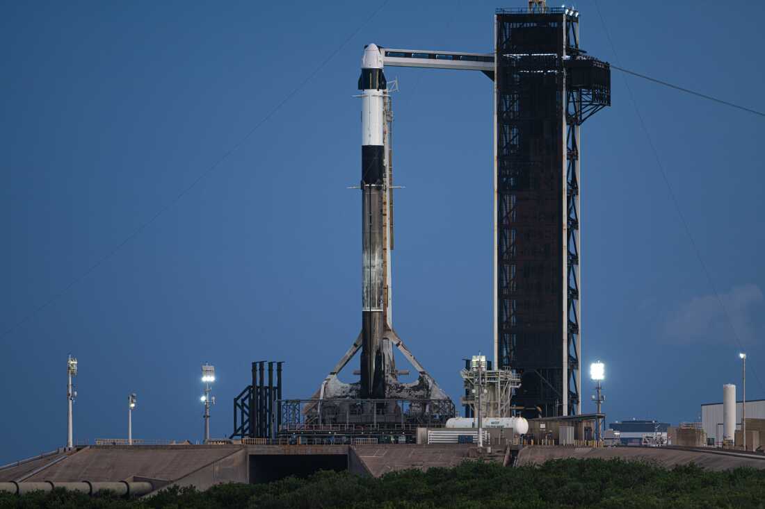 SpaceX 载人龙飞船停靠在佛罗里达州肯尼迪航天中心的发射台上,准备执行为期五天的任务。