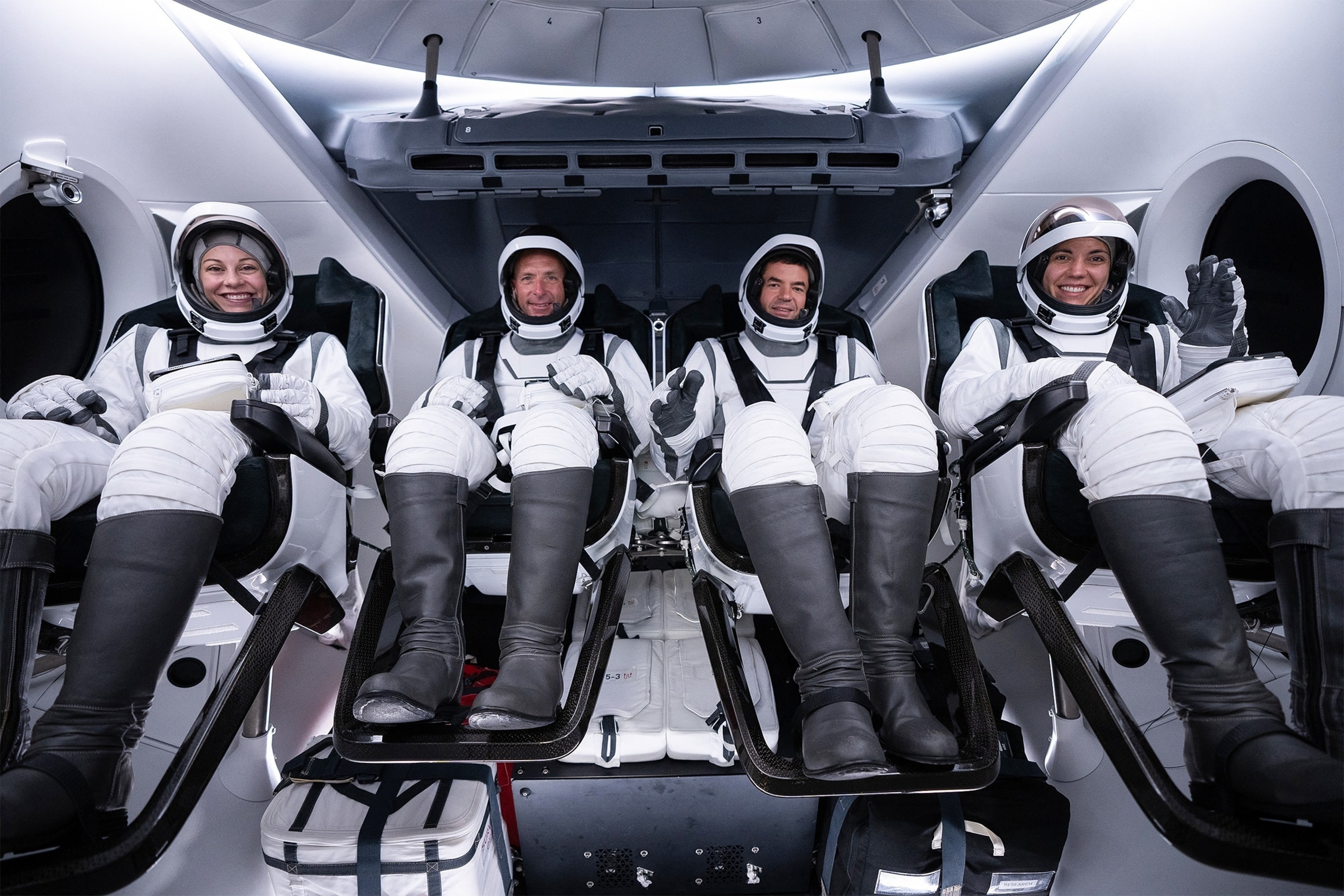 照片:这张未注明日期的照片由 SpaceX 提供,显示北极星黎明号宇航员在佛罗里达州卡纳维拉尔角的北极星黎明载人龙飞船复原号发射前进入飞船。该发射现已推迟。