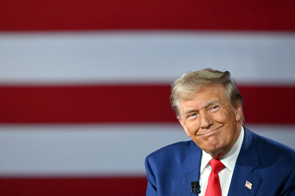 TOPSHOT - 2024 年 9 月 4 日,美国前总统、共和党总统候选人唐纳德·特朗普 (Donald Trump) 参加由福克斯新闻广播员肖恩·汉尼提 (Sean Hannity) 主持的在宾夕法尼亚州哈里斯堡新荷兰体育馆举行的市政厅会议。 (照片由 Mandel NGAN / AFP 拍摄) (照片由 MANDEL NGAN/AFP 通过 Getty Images 拍摄)