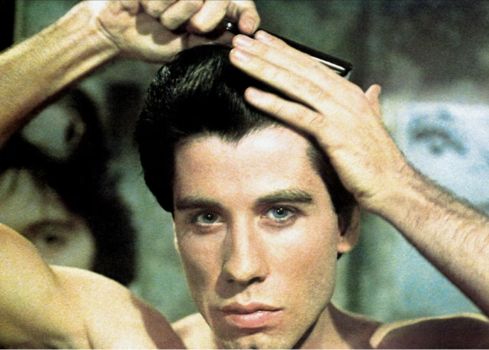 约翰·特拉沃尔塔 (John Travolta) 出演 1977 年的《周末夜狂热》