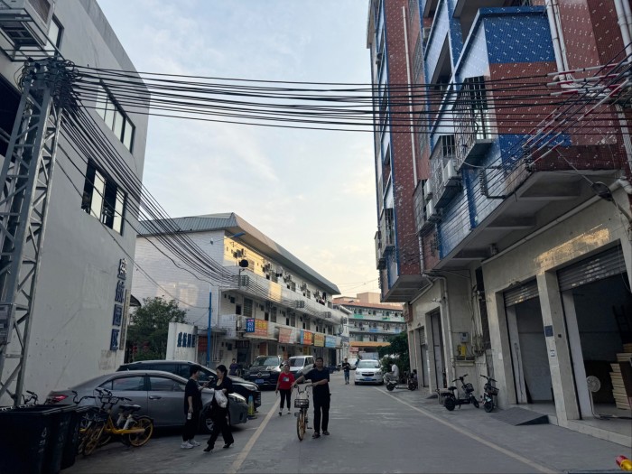 番禺的一条街道,可以看到建筑物和居民