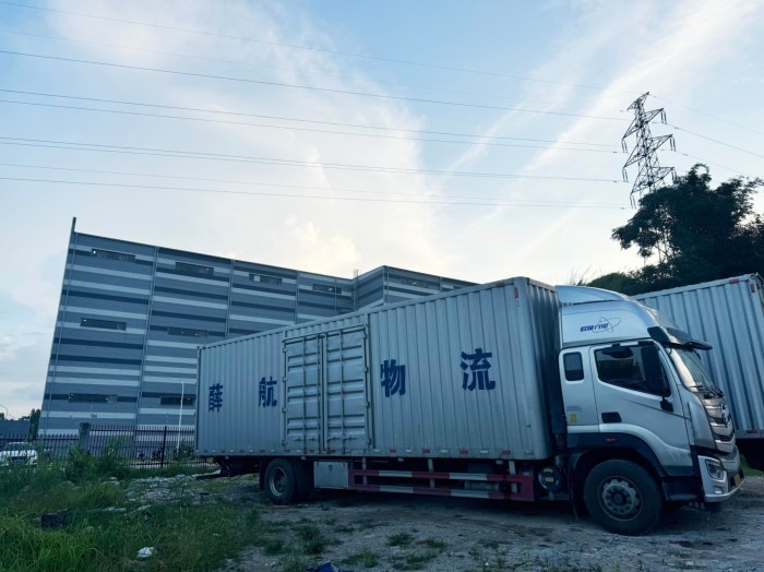 一辆卡车停在仓库外