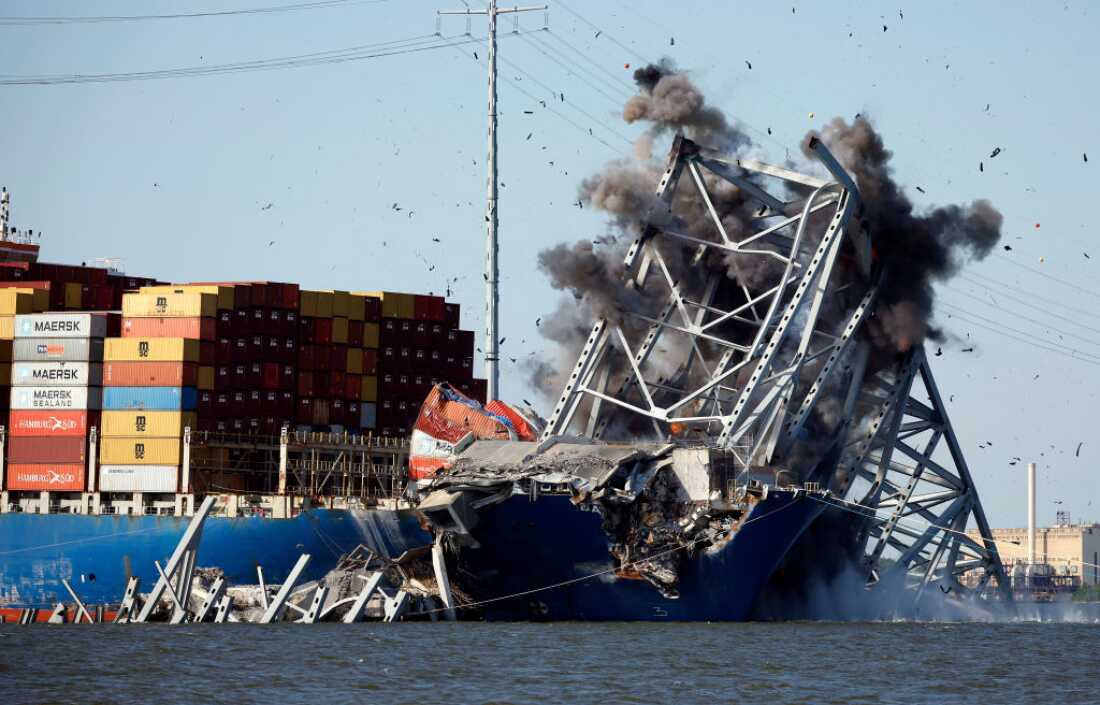 5 月 13 日,美国陆军工程兵团在巴尔的摩启动控制爆破,将弗朗西斯·斯科特基大桥的残骸从帕塔普斯科河上的货船“达利”号上拆除。