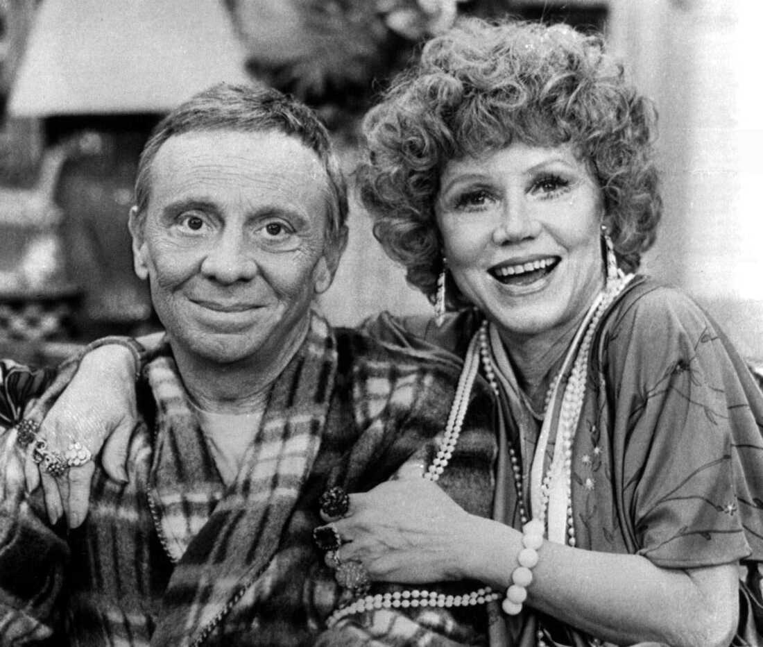 奥德拉·林德利 (Audra Lindley) 和诺曼·费尔 (Norman Fell) 在 20 世纪 70 年代的情景喜剧《三人行》中扮演海伦和斯坦利·罗珀。
