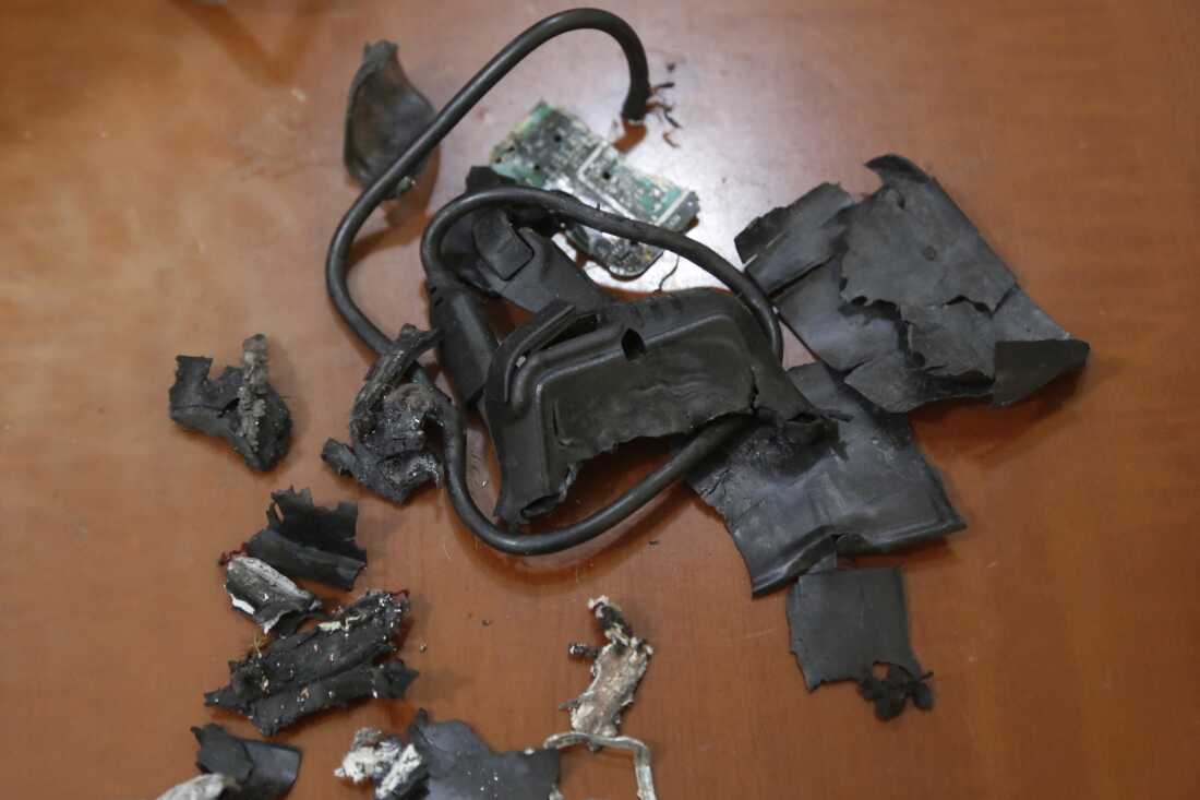 周三在贝鲁特南部郊区拍摄的照片显示,爆炸的传呼机残骸陈列在一处未公开的地点。周二,真主党成员使用的数百台传呼机在黎巴嫩各地爆炸,造成至少 12 人死亡,约 2,800 人受伤,伊朗支持的激进组织指责以色列制造了爆炸。