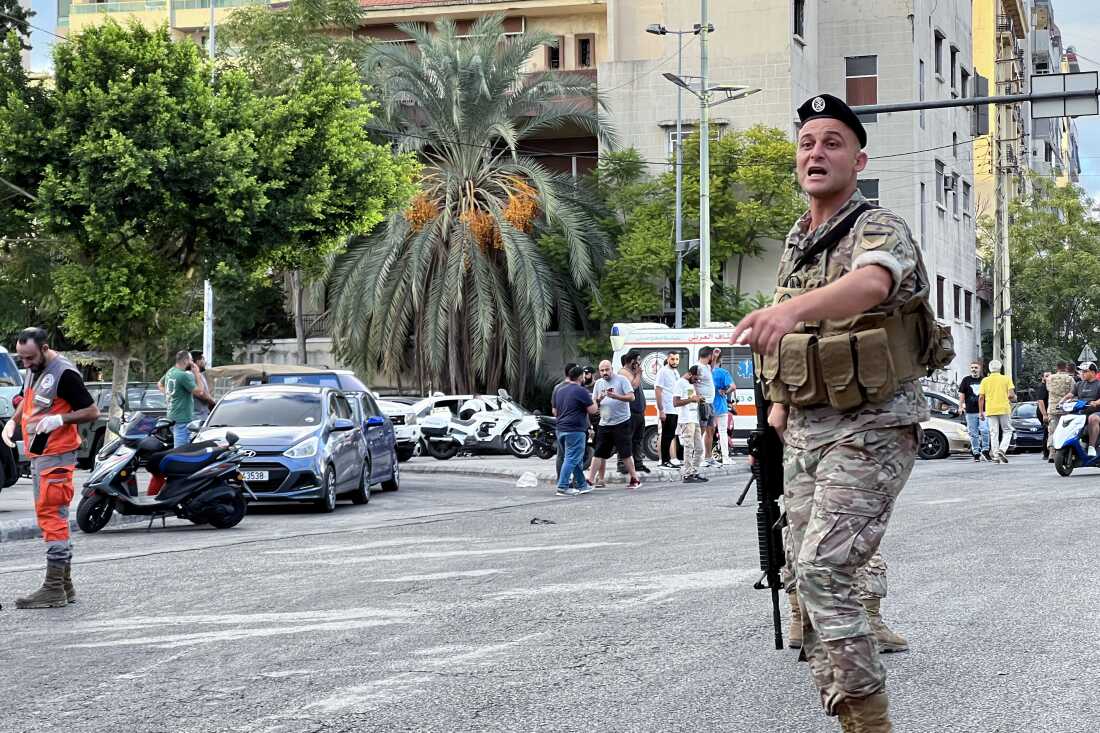 周三,一名黎巴嫩军队士兵在黎巴嫩南部赛达的传呼机爆炸现场示意。第二波致命的传呼机爆炸袭击了黎巴嫩真主党的据点,引发了以色列与伊朗支持的武装分子之间爆发全面战争的担忧。
