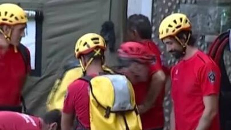 搜寻失踪的英国徒步旅行者，发现一名女性尸体