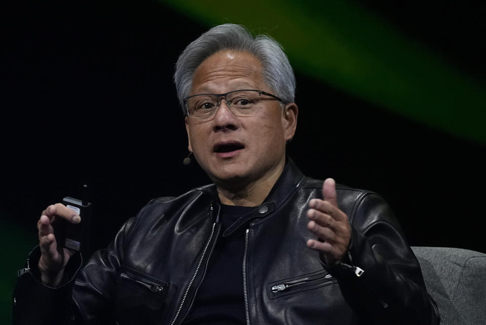 2024 年 7 月 29 日星期一,Nvidia 首席执行官黄仁勋在丹佛科罗拉多会议中心举行的计算机图形学和交互技术顶级会议 SIGGRAPH 2024 上发表主题演讲。(美联社照片/David Zalubowski)