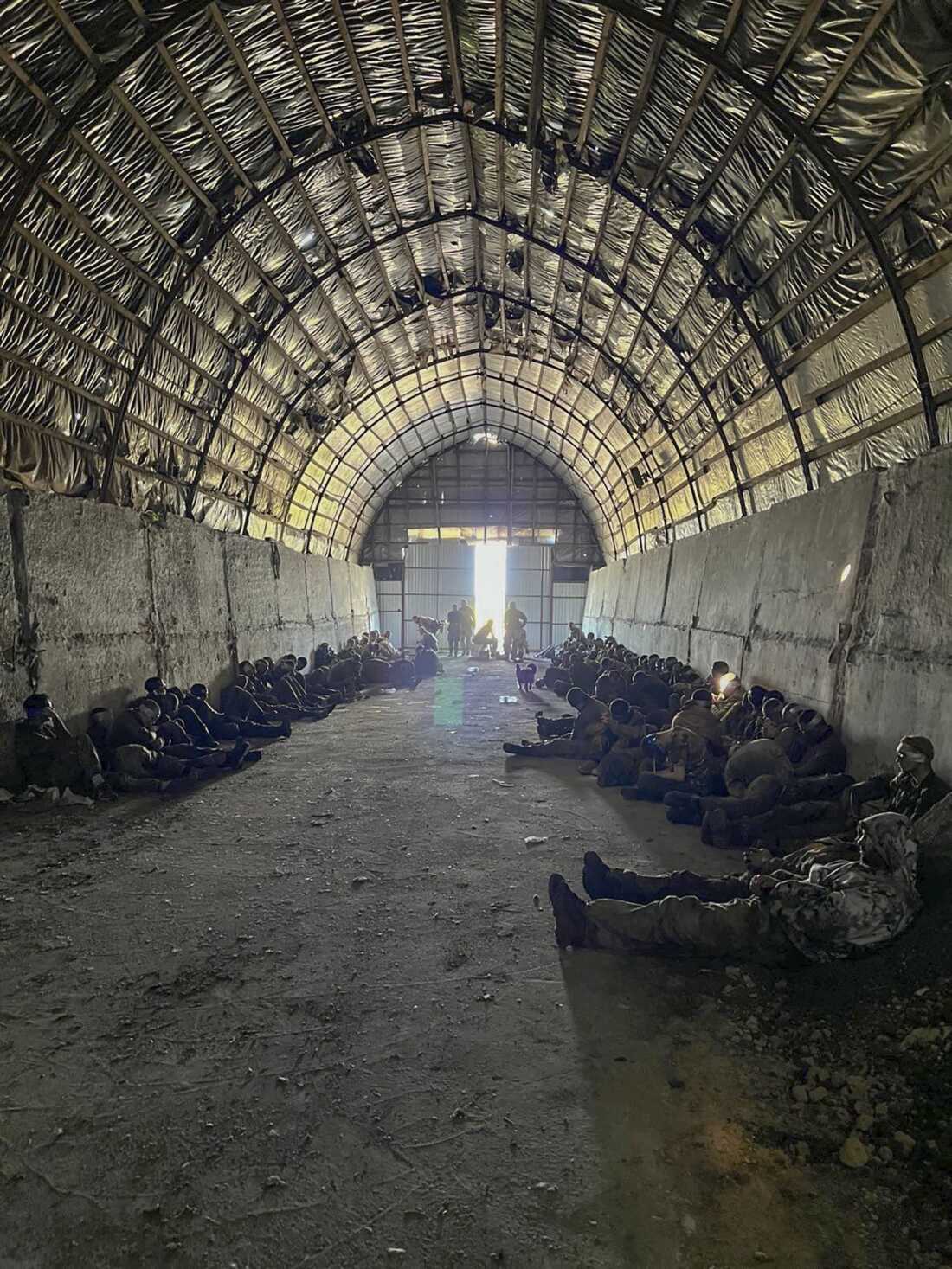 8 月 14 日，被乌克兰俘虏的 100 多名俄罗斯士兵被关押在俄罗斯西部库尔斯克地区的一个避难所内。照片由乌克兰安全局通过美联社提供。