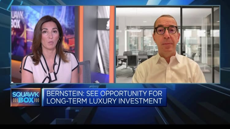 分析师称,Burberry 高端定位失败后应瞄准目标客户