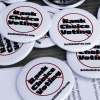 5 月 14 日,呼吁阿拉斯加人废除排序投票制的竞选按钮摆放在瓦西拉的一张野餐桌上。