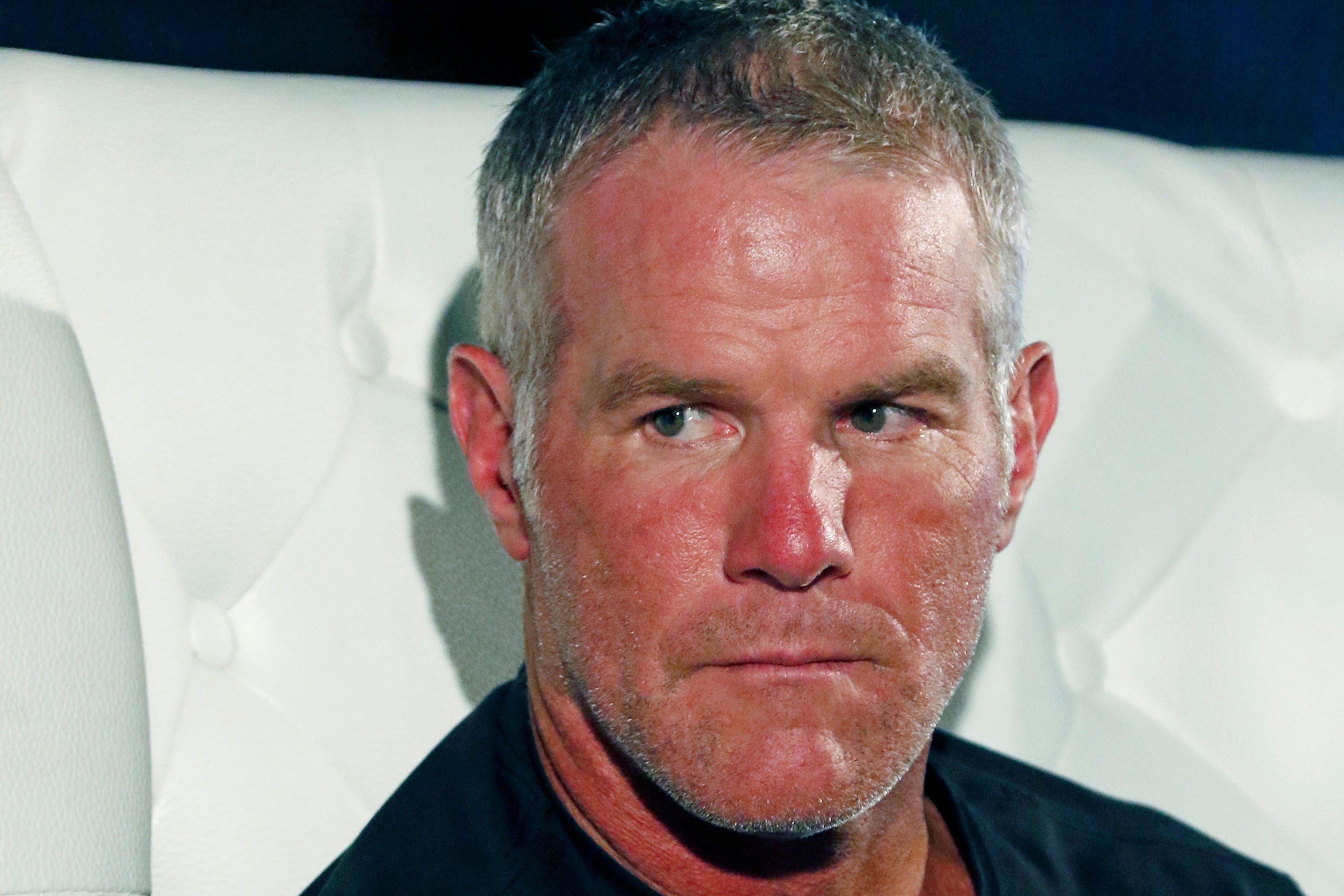 照片:2018 年 10 月 17 日星期三,退役的 NFL 四分卫布雷特·法弗 (Brett Favre) 在密西西比州杰克逊市参加筹款活动的问答环节,该机构为有特殊需要的学生提供培训和帮助。