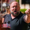 Infowars 创始人亚历克斯·琼斯 (Alex Jones) 在康涅狄格州沃特伯里 2022 年诽谤案审判期间在沃特伯里高等法院外向媒体发表讲话。