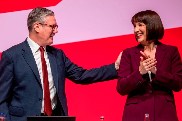 英国首相基尔·斯塔默爵士与英国财政大臣雷切尔·里夫斯