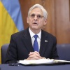 美国司法部长梅里克·加兰德于 2022 年在华盛顿特区与乌克兰官员一起在司法部发表讲话