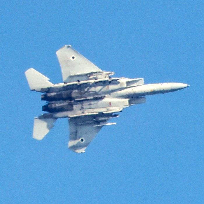 一架以色列 F-15 鹰式战斗机飞过北部城市海法