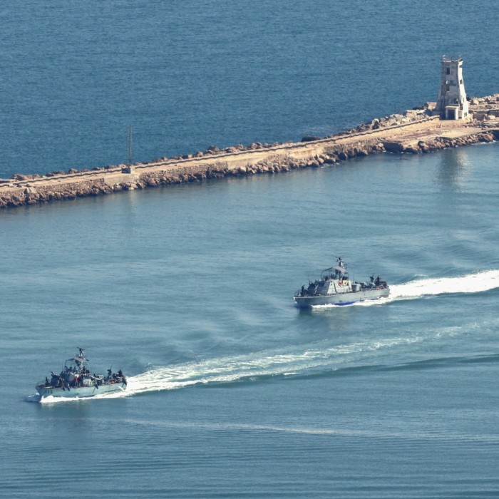 以色列海军舰艇在海法海岸巡逻的鸟瞰图