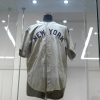 贝比·鲁斯 (Babe Ruth) 的纽约洋基队 (New York Yankees) 球衣据说在 1932 年世界职业棒球大赛 (World Series) 令人难忘的第三场比赛中穿着,在创纪录的拍卖前几天,在德克萨斯州欧文 (Irving) 的传统拍卖会上 (Heritage Auction) 展出。