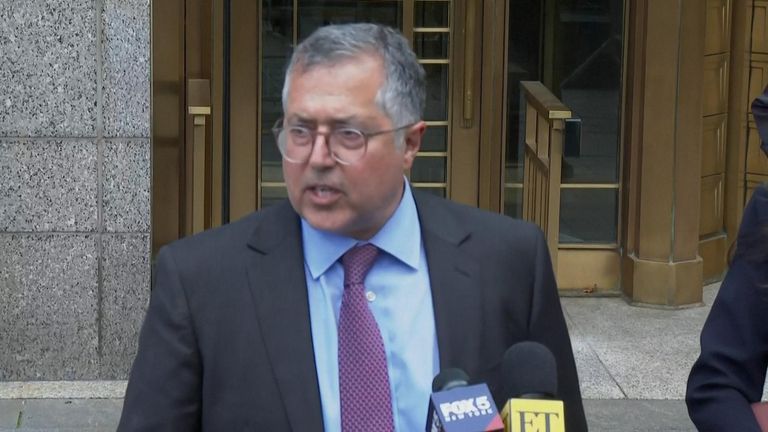 说唱歌手认罪后,P Diddy 的律师在法庭外发言