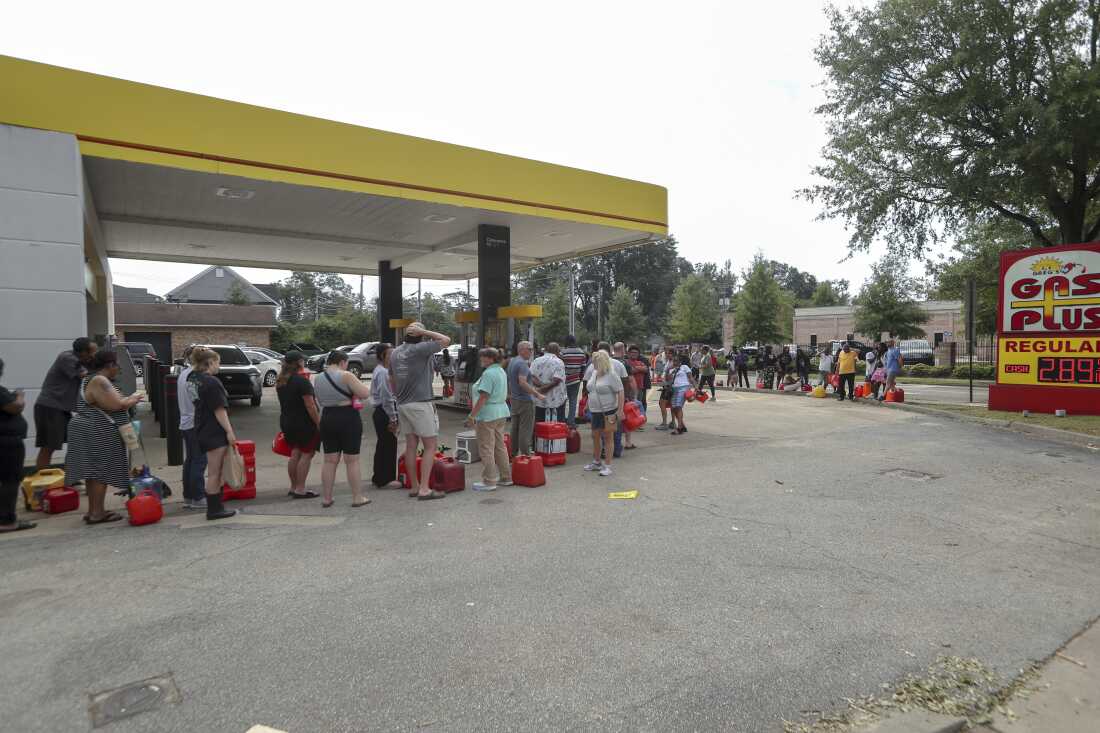 周日,飓风海伦过后,南卡罗来纳州北奥古斯塔,居民在 Gas Plus 加油站排队等待加油。