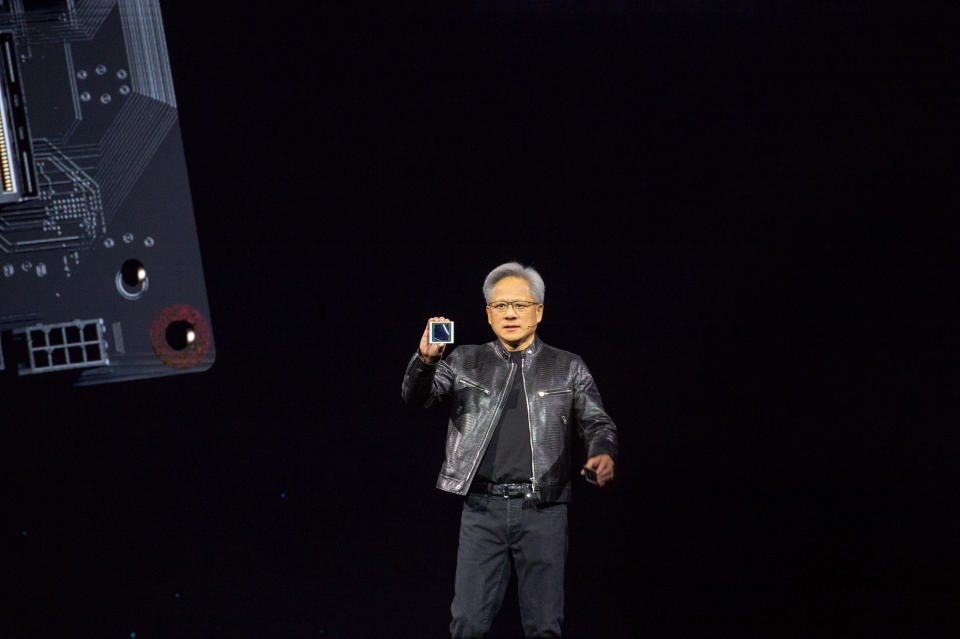 2024 年 3 月 18 日,美国,圣何塞:芯片公司 Nvidia 的负责人 Jensen Huang 在公司自己的开发者大会 GTC 上展示了新的 AI 芯片 Blackwell。芯片公司 Nvidia 希望通过新一代计算机平台扩大其在人工智能应用技术领域的领先地位。照片:Andrej Sokolow/dpa(照片由 Andrej Sokolow/picture alliance 通过 Getty Images 拍摄)
