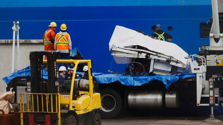 2023 年 6 月 28 日,OceanGate Expeditions 公司打捞出的“泰坦”号潜水器残骸被送回加拿大纽芬兰的圣约翰港。