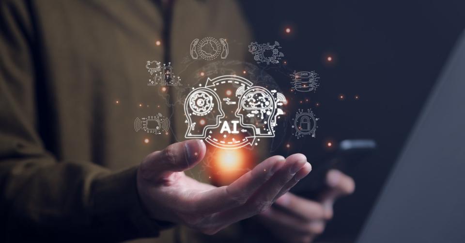一只露出火花的手和两个正在交换信息的 AI 图标。