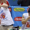 2009 年 7 月 4 日,乔伊·切斯特纳特 (Joey Chestnut)(左)和小林尊 (Takeru Kobayashi)(右)参加 Nathan's 热狗大赛。