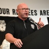 卡车司机工会主席 Sean M. O'Brien 在工人和工会成员集会上发表讲话,这是