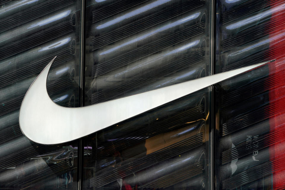 资料照片:2019 年 3 月 19 日,美国纽约第五大道商店外的 Nike 标志。路透社/Carlo Allegri/资料照片