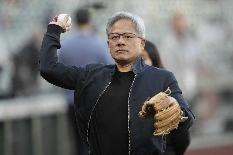2024 年 9 月 3 日星期二,Nvidia 首席执行官黄仁勋在旧金山巨人队与亚利桑那响尾蛇队之间的棒球比赛前。(美联社照片/Jeff Chiu)