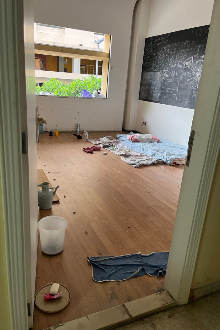 贝鲁特市中心的一间前办公室被用作流离失所者的临时住房