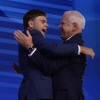 蒂姆·沃尔兹 (Tim Walz) 与儿子格斯·沃尔兹 (Gus Walz) 在民主党全国代表大会上庆祝。