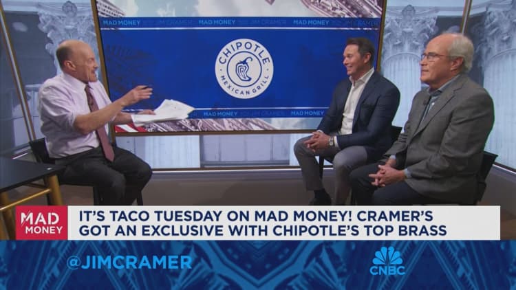 Chipotle 临时首席执行官 Scott Boatwright 和总裁 Jack Hartung 与 Jim Cramer 坐下来