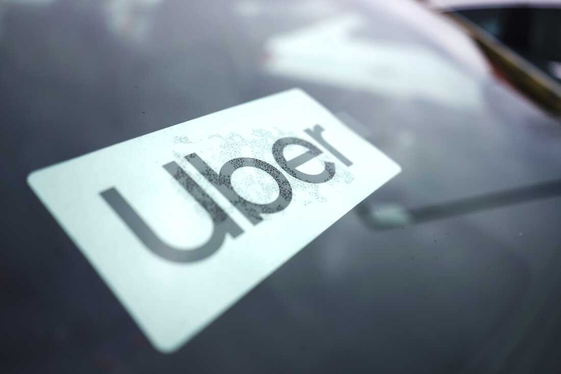 车内贴有 Uber 标志。