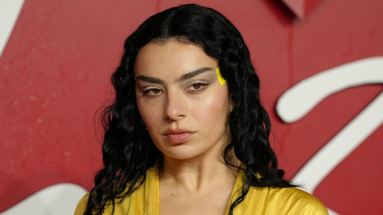 Charli XCX 于 2023 年 12 月 4 日在英国伦敦皇家阿尔伯特音乐厅举行的年度时尚奖红地毯上摆姿势。REUTERS/Maja Smiejkowska