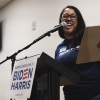 5 月 23 日,金伯利·哈迪 (Kimberly Hardy) 在北卡罗来纳州落基山影响中心世界帐幕教堂 (Impact Center World Tabernacle Church) 举行的民主党全国委员会活动上发表讲话。