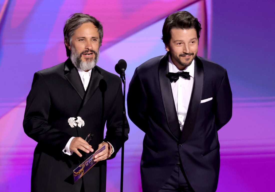 盖尔·加西亚·贝纳尔 (Gael García Bernal) 和迭戈·卢纳 (Diego Luna) 在 9 月的第 76 届黄金时段艾美奖颁奖典礼上发表讲话。
