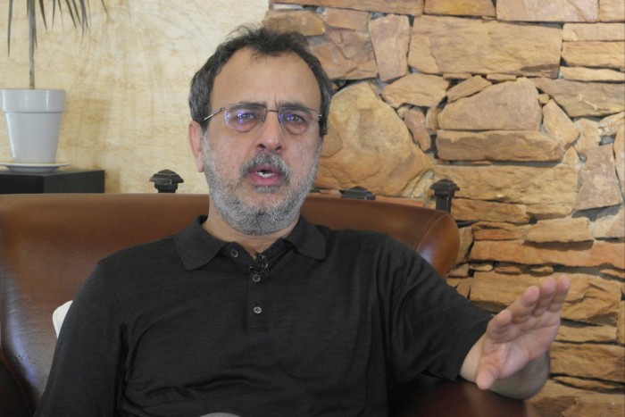 电力部长阿瓦伊斯·莱加里 (Awais Leghari) 在 7 月接受采访时做出的手势