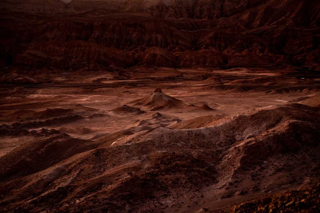阿塔卡马沙漠中的盐山脉。 2024 年 4 月 15 日星期一。智利安托法加斯塔。