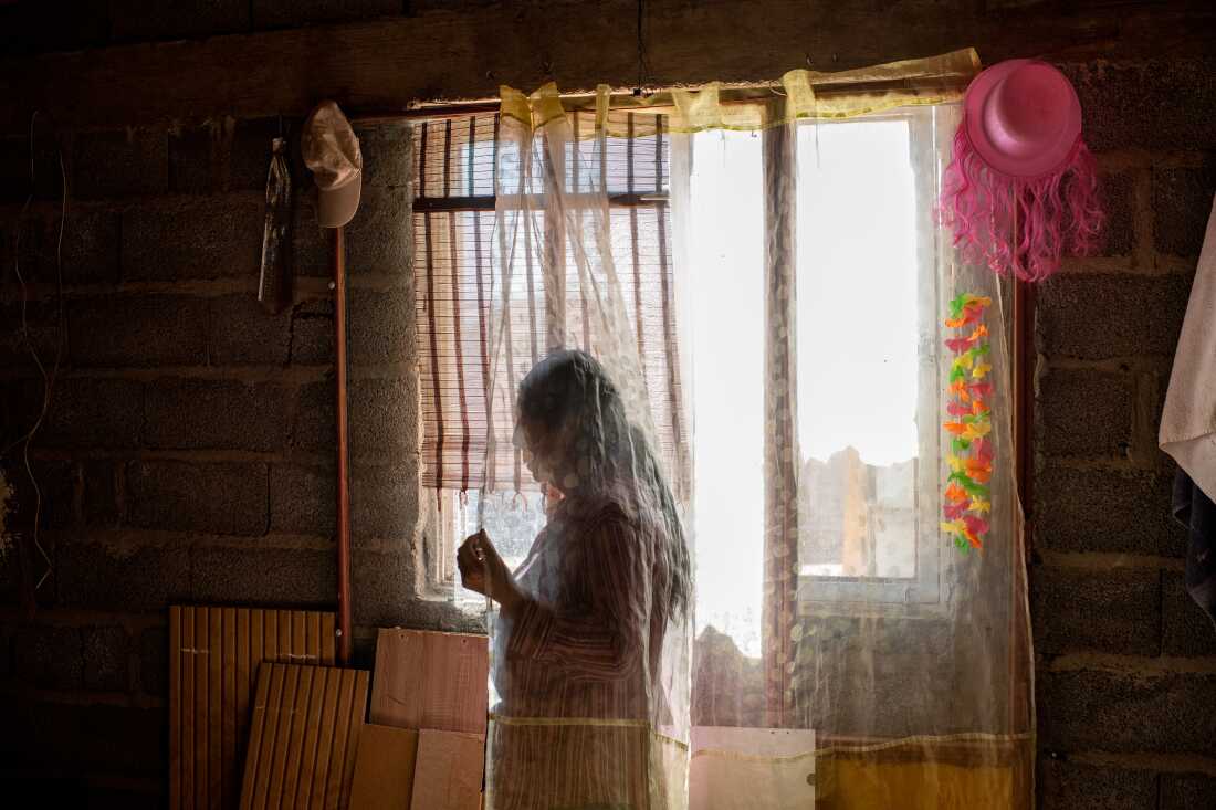 纳西莎·维尔卡 (Narcisa Vilca) 在她位于圣佩德罗德阿塔卡马 (San Pedro de Atacama) 附近图勒 (Tulor) 社区的家中。 2024 年 4 月 12 日。智利安托法加斯塔。