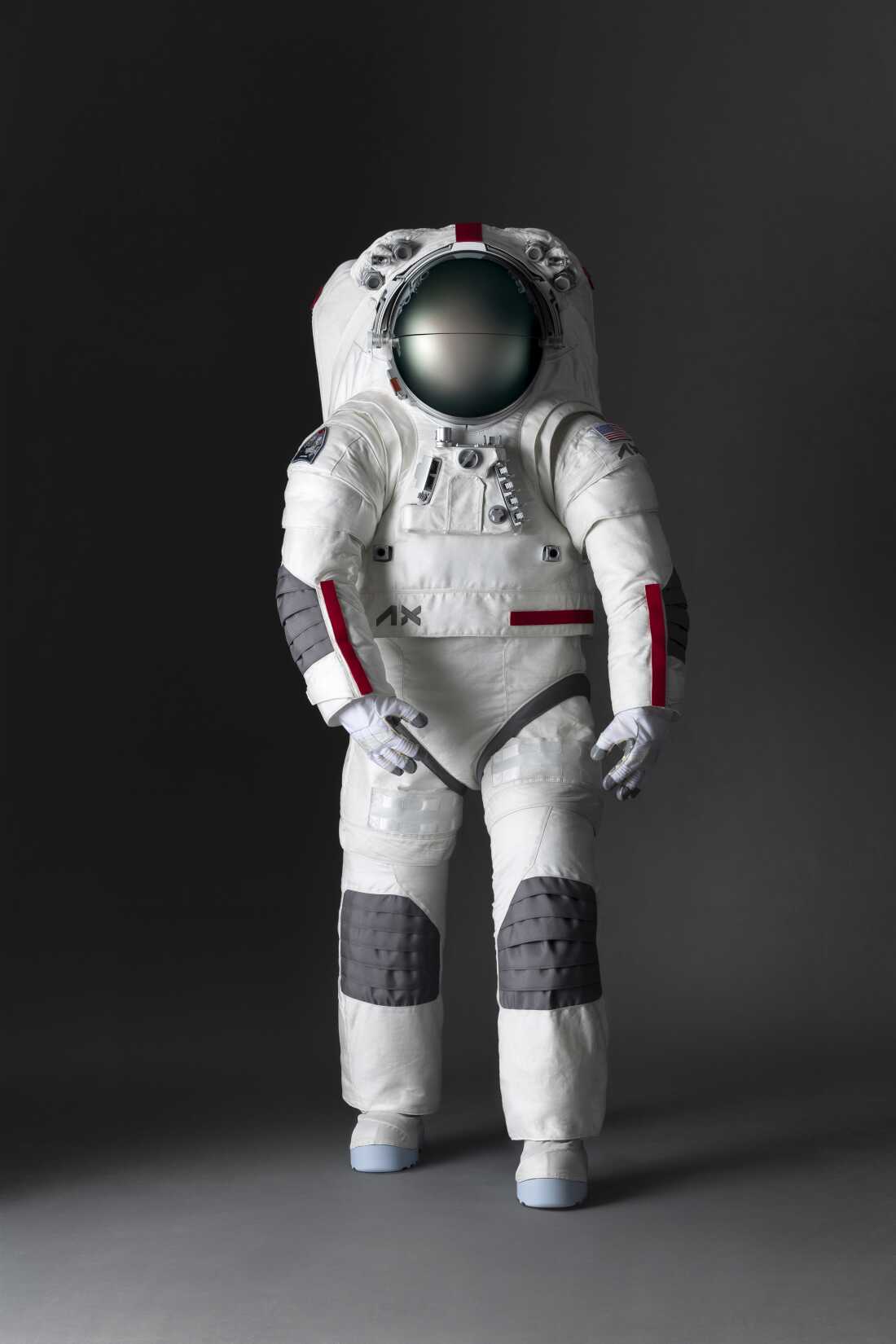 为 Axiom Space 设计的 Prada 宇航服,将见证第一位女性和有色人种登陆月球。
