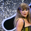 泰勒·斯威夫特 (Taylor Swift) 于 2024 年 9 月 11 日抵达纽约埃尔蒙特瑞银体育馆 (UBS Arena) 出席 MTV 音乐录影带颁奖典礼。(摄影:ANGELA WEISS / 法新社)(摄影:ANGELA WEISS / 法新社,盖蒂图片社)