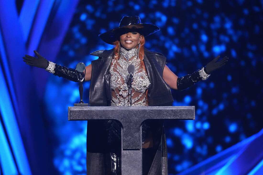 周六,玛丽·J·布莱姬 (Mary J. Blige) 在克利夫兰火箭抵押球场举行的第 39 届年度摇滚名人堂入会仪式上发表讲话。