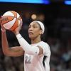 周三,拉斯维加斯王牌队 (Las Vegas Aces) 队的阿贾·威尔逊 (A'ja Wilson) 在印第安纳波利斯举行的 WNBA 篮球比赛下半场对阵印第安纳狂热队 (Indiana Fever) 的比赛中投篮。