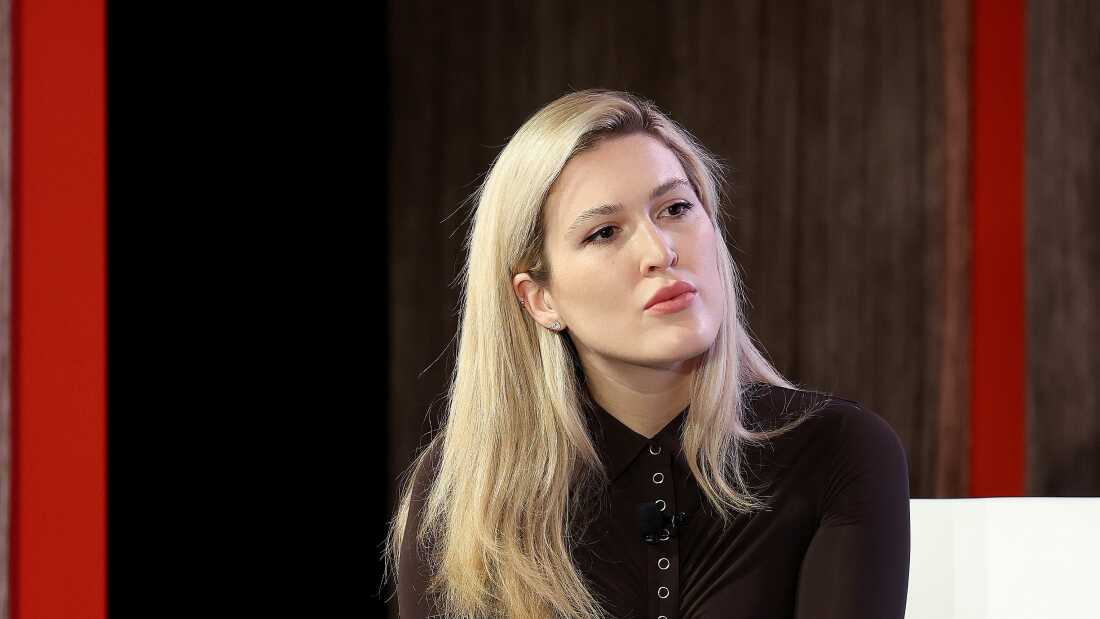 Olivia Nuzzi 于 2022 年 2 月在迈阿密参加活动。