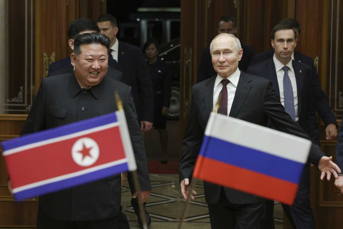 2024 年 6 月 19 日,俄罗斯总统弗拉基米尔·普京(右)和朝鲜领导人金正恩在朝鲜平壤郊外的平壤顺安国际机场会面时微笑。